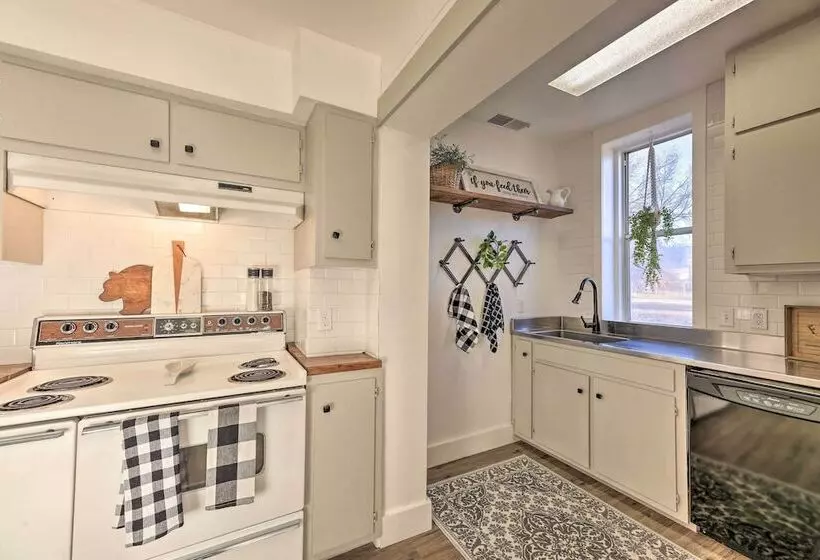 Peaceful Luna Farmhouse With Wraparound Porch!