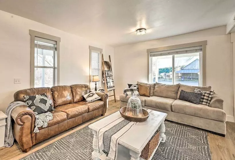 Peaceful Luna Farmhouse With Wraparound Porch!