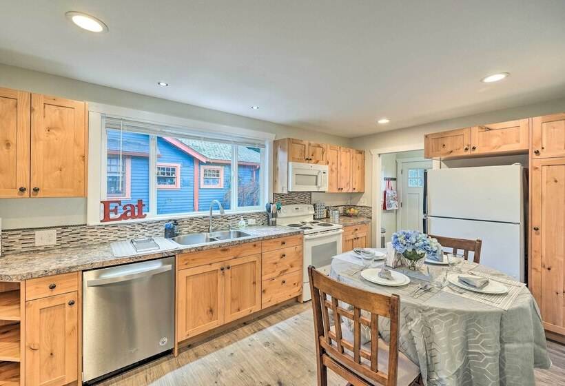 Port Angeles Retreat   1 Mi To Downtown!