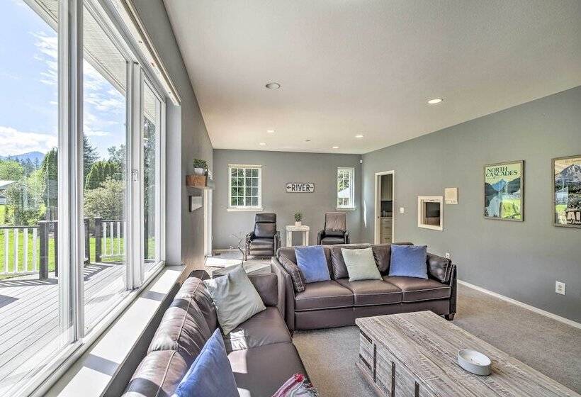 Riverside North Bend Oasis: Stunning Mountain View