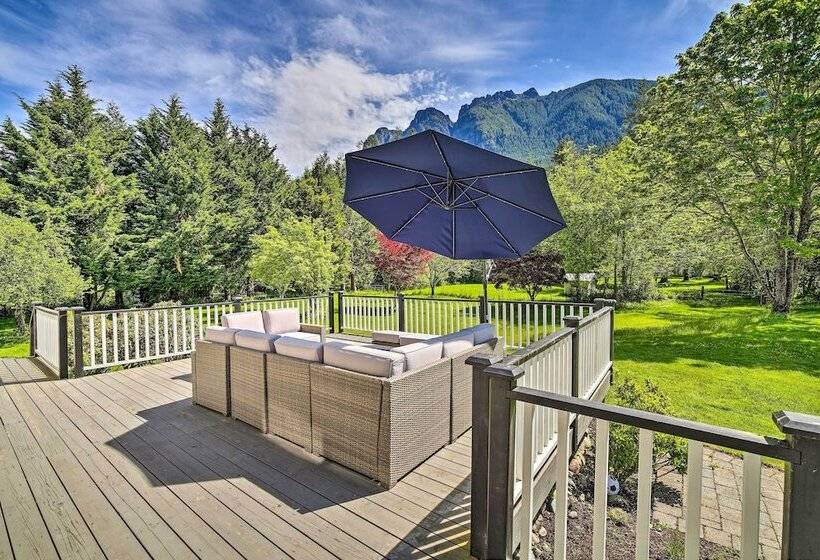 Riverside North Bend Oasis: Stunning Mountain View