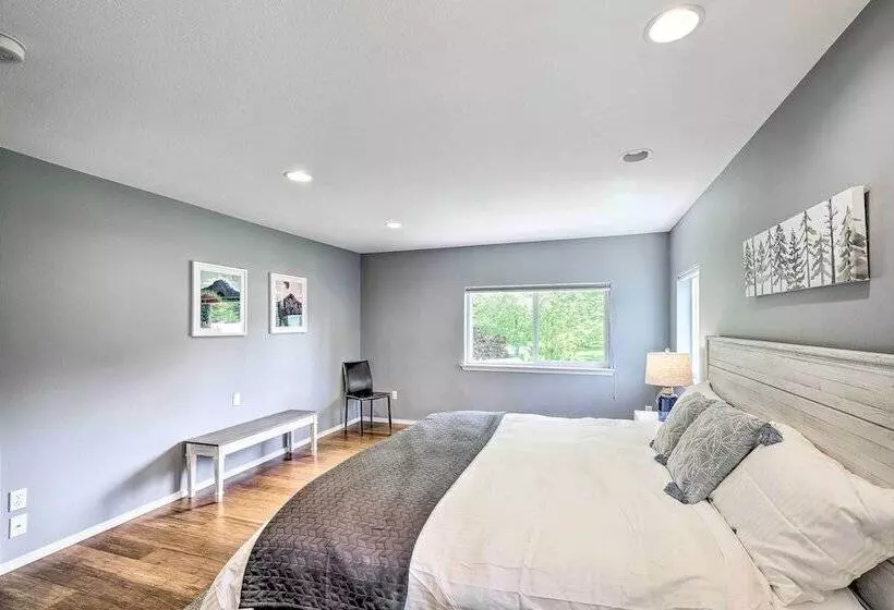 Riverside North Bend Oasis: Stunning Mountain View