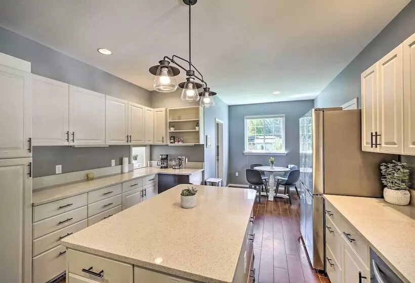 Riverside North Bend Oasis: Stunning Mountain View