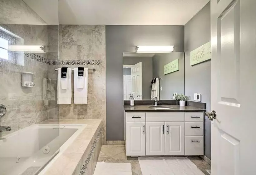 Riverside North Bend Oasis: Stunning Mountain View