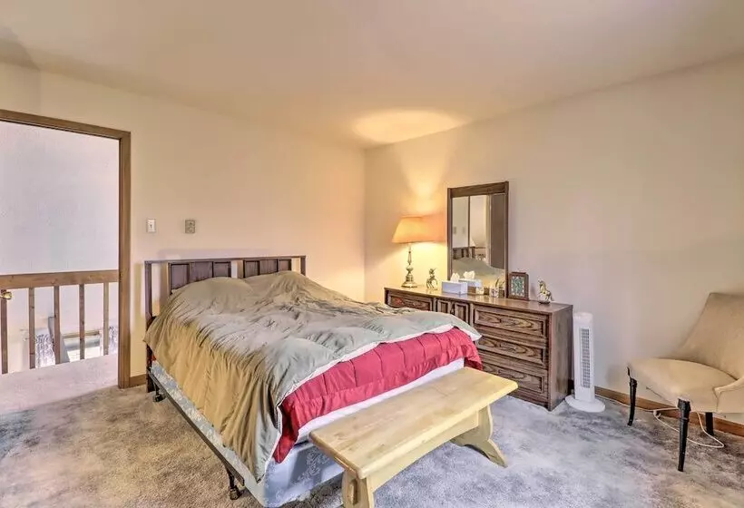 ~ 1 Mi To Lake: Secluded Poconos Home W/ Decks