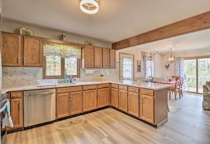 ~ 1 Mi To Lake: Secluded Poconos Home W/ Decks