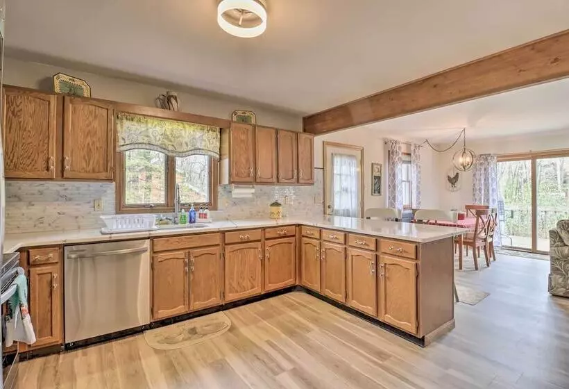 ~ 1 Mi To Lake: Secluded Poconos Home W/ Decks