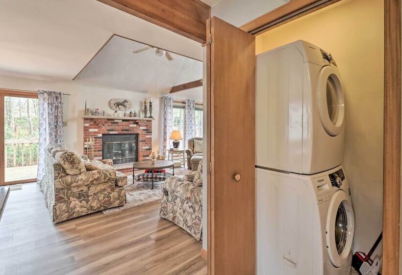 ~ 1 Mi To Lake: Secluded Poconos Home W/ Decks