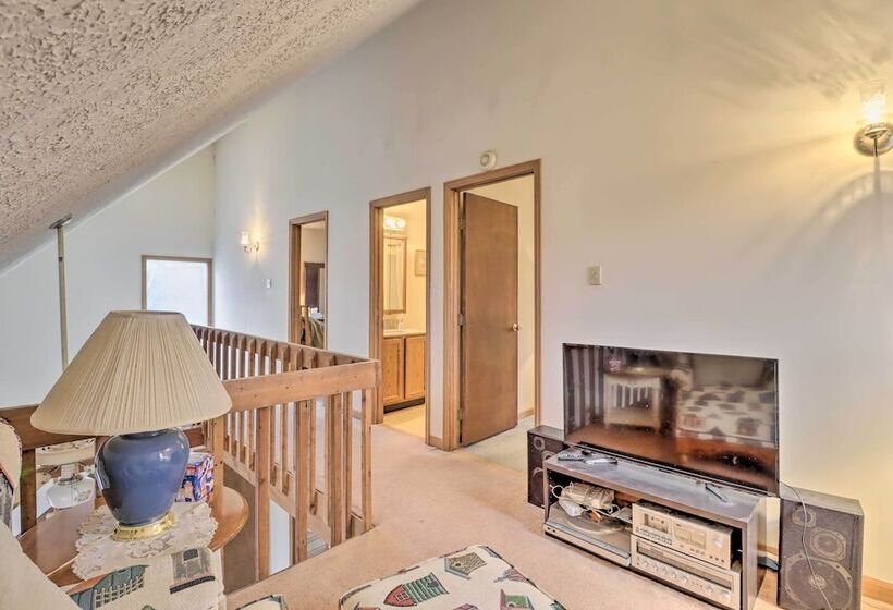 ~ 1 Mi To Lake: Secluded Poconos Home W/ Decks