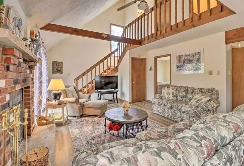 ~ 1 Mi To Lake: Secluded Poconos Home W/ Decks