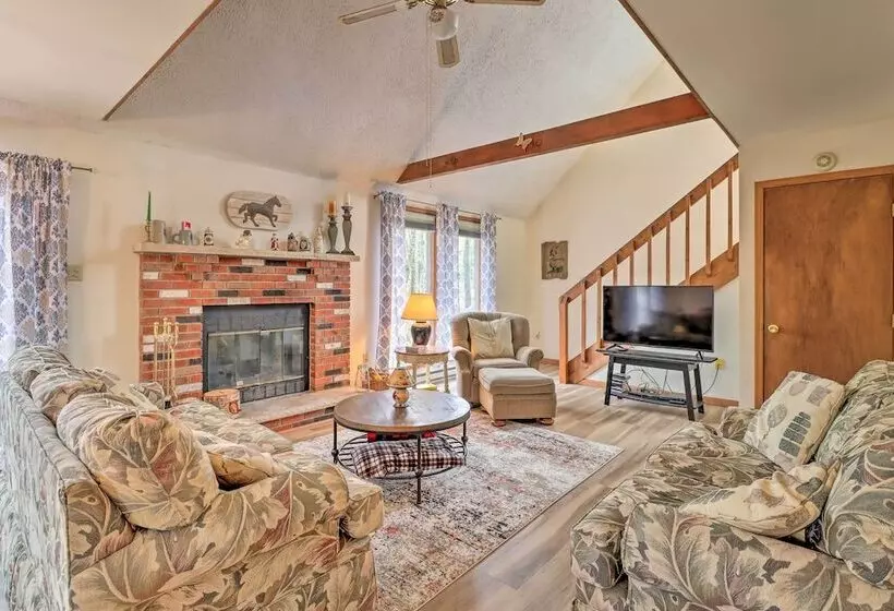 ~ 1 Mi To Lake: Secluded Poconos Home W/ Decks