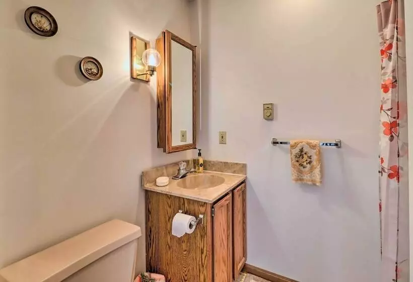 ~ 1 Mi To Lake: Secluded Poconos Home W/ Decks