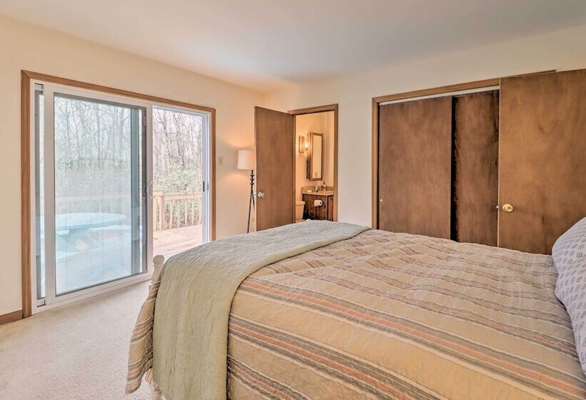 ~ 1 Mi To Lake: Secluded Poconos Home W/ Decks