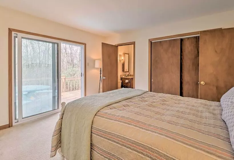 ~ 1 Mi To Lake: Secluded Poconos Home W/ Decks