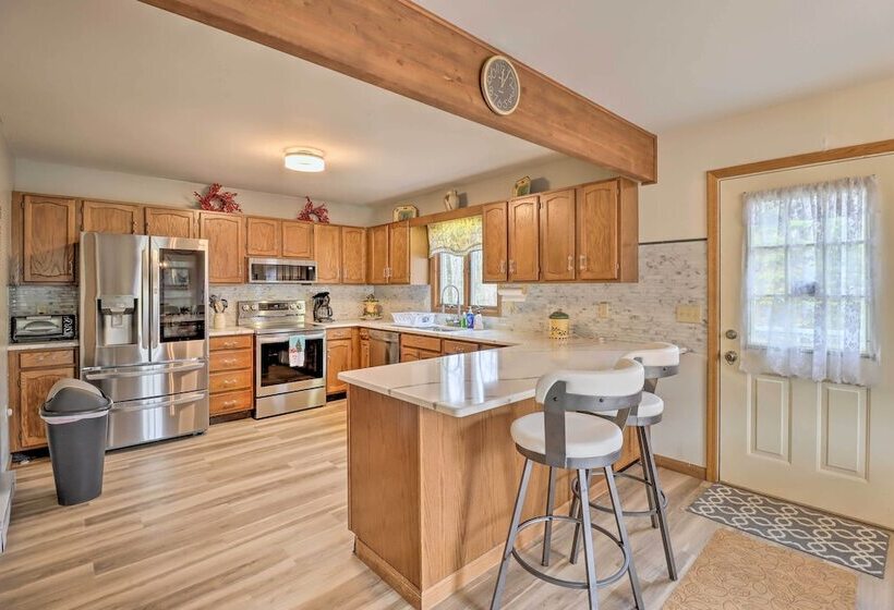 ~ 1 Mi To Lake: Secluded Poconos Home W/ Decks