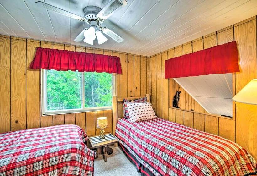 Secluded Woodsy Watersmeet Cabin W/ Fire Pit!