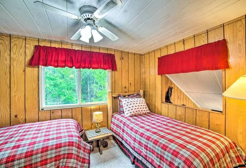 Secluded Woodsy Watersmeet Cabin W/ Fire Pit!