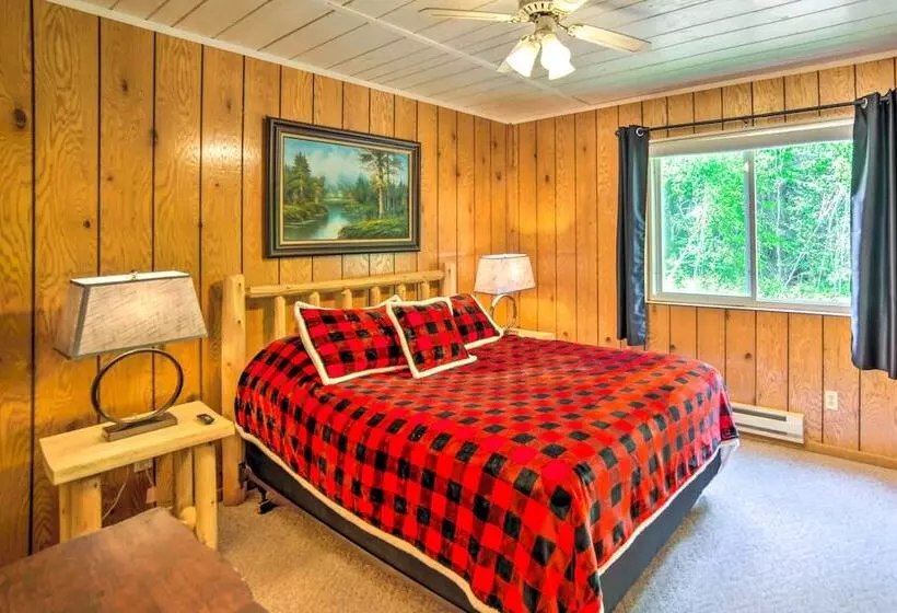 Secluded Woodsy Watersmeet Cabin W/ Fire Pit!