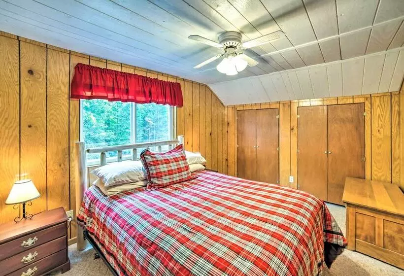 Secluded Woodsy Watersmeet Cabin W/ Fire Pit!