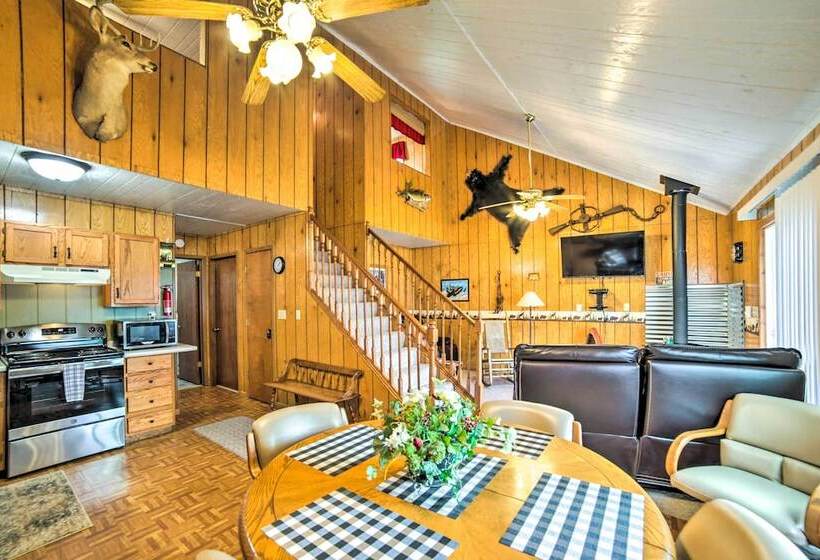 Secluded Woodsy Watersmeet Cabin W/ Fire Pit!