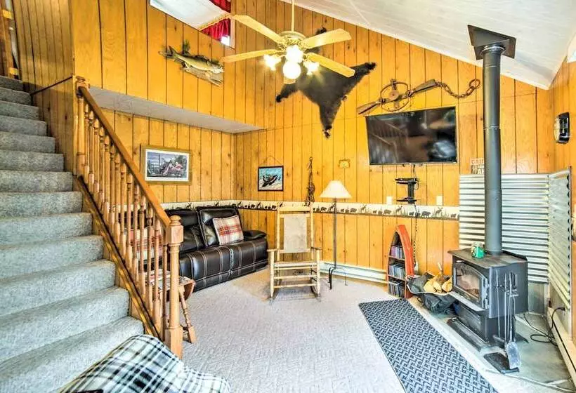 Secluded Woodsy Watersmeet Cabin W/ Fire Pit!