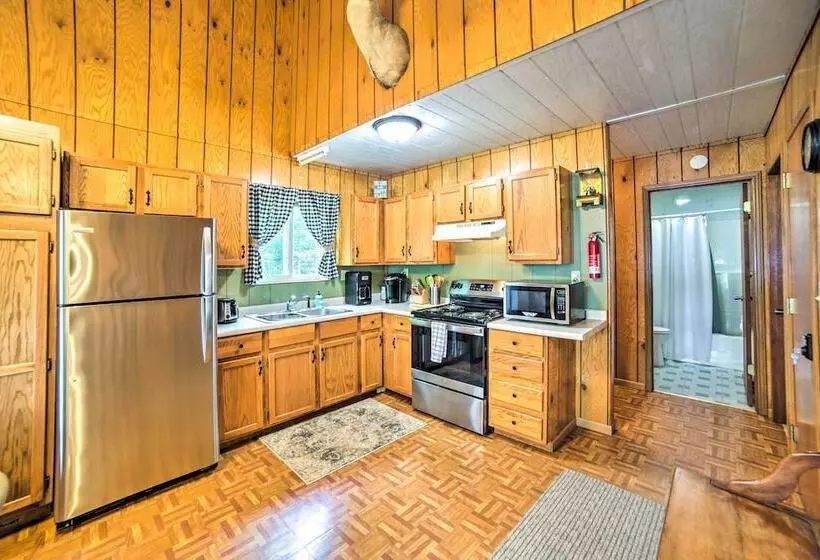 Secluded Woodsy Watersmeet Cabin W/ Fire Pit!