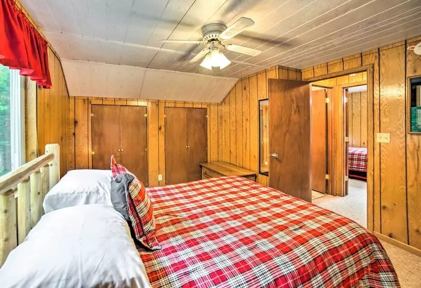 Secluded Woodsy Watersmeet Cabin W/ Fire Pit!