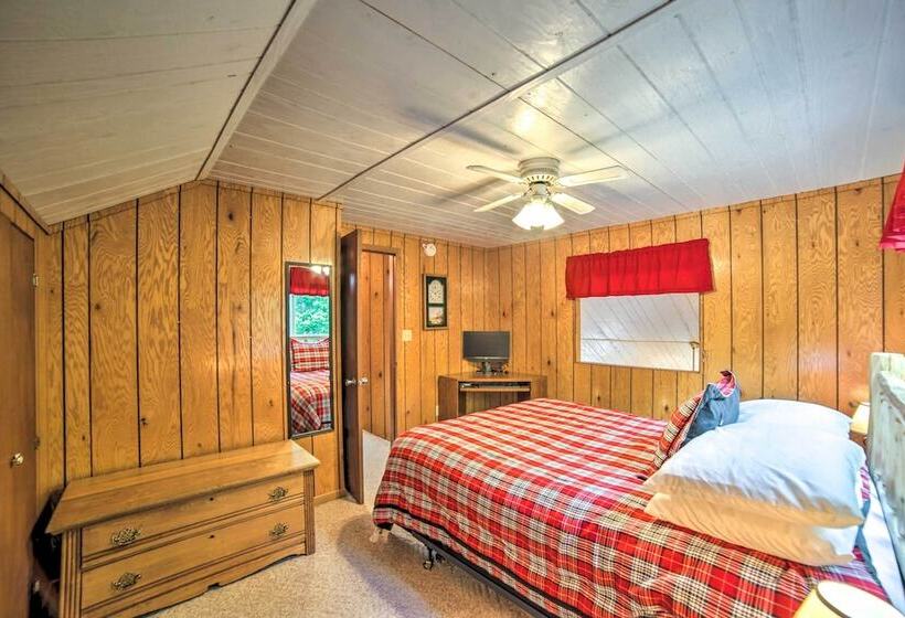 Secluded Woodsy Watersmeet Cabin W/ Fire Pit!