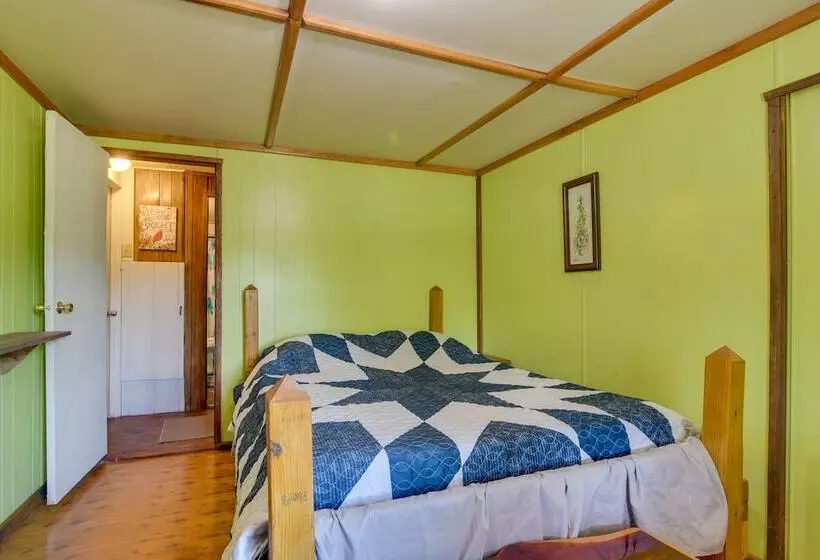 Serene Green Forest Hideaway W/ Spacious Yard