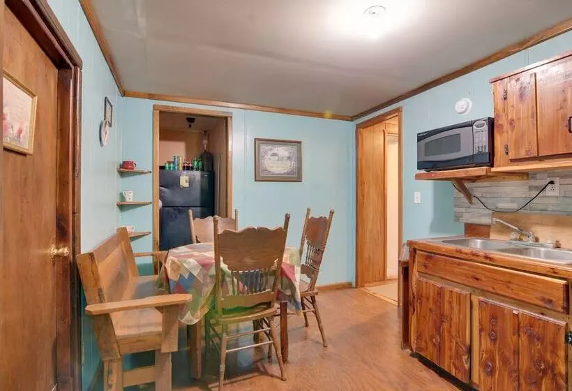 Serene Green Forest Hideaway W/ Spacious Yard