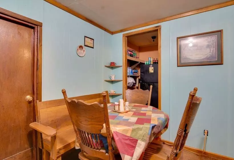 Serene Green Forest Hideaway W/ Spacious Yard