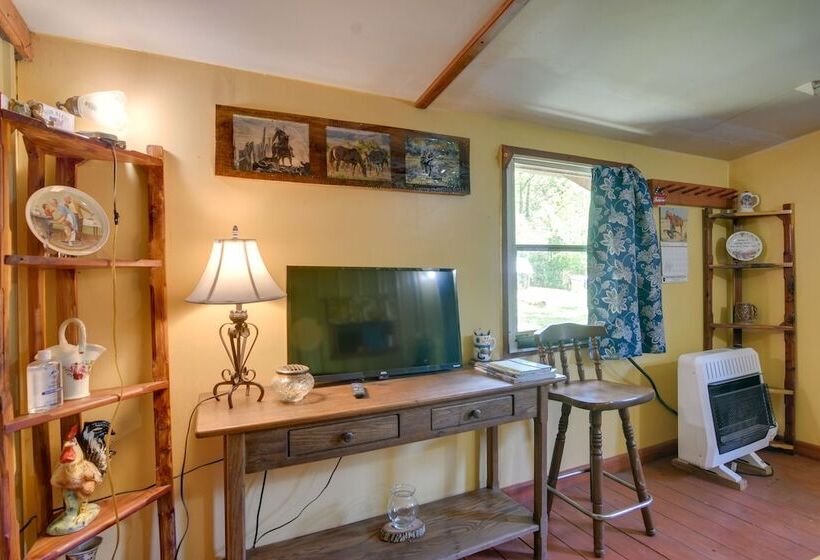 Serene Green Forest Hideaway W/ Spacious Yard