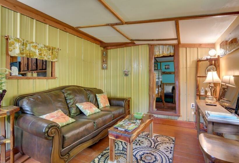 Serene Green Forest Hideaway W/ Spacious Yard