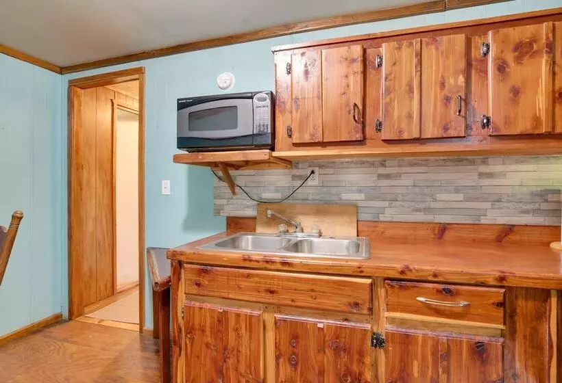 Serene Green Forest Hideaway W/ Spacious Yard