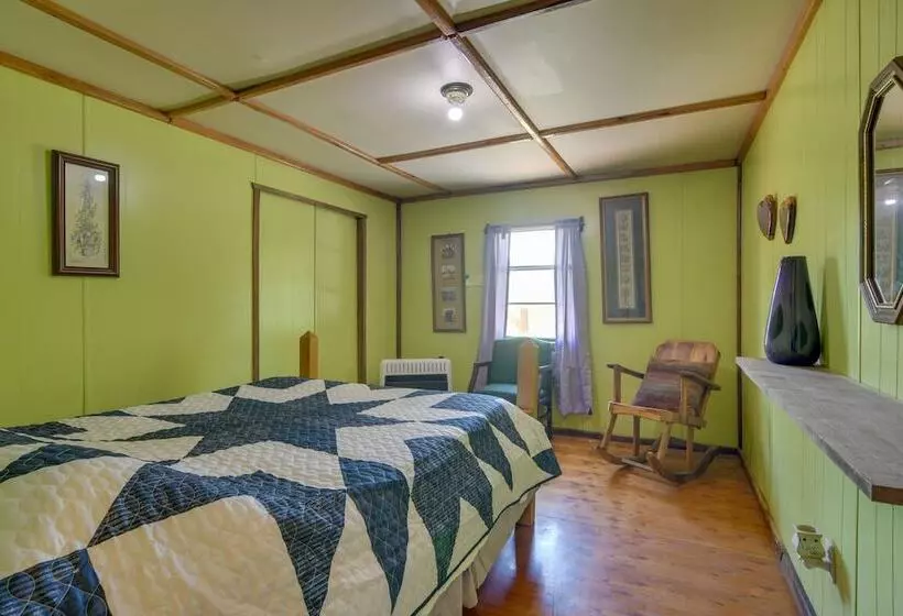 Serene Green Forest Hideaway W/ Spacious Yard