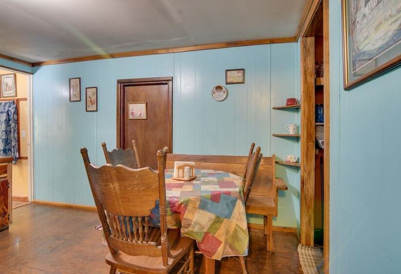 Serene Green Forest Hideaway W/ Spacious Yard