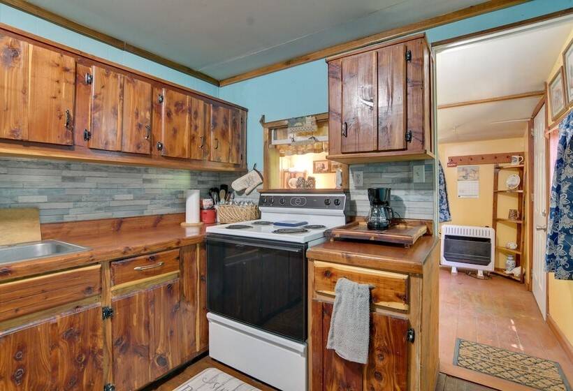 Serene Green Forest Hideaway W/ Spacious Yard