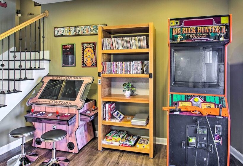 Stunning Wintergreen Resort Home: Ski & Golf!