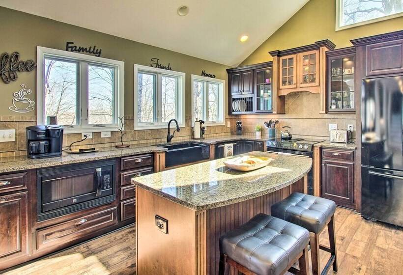 Stunning Wintergreen Resort Home: Ski & Golf!