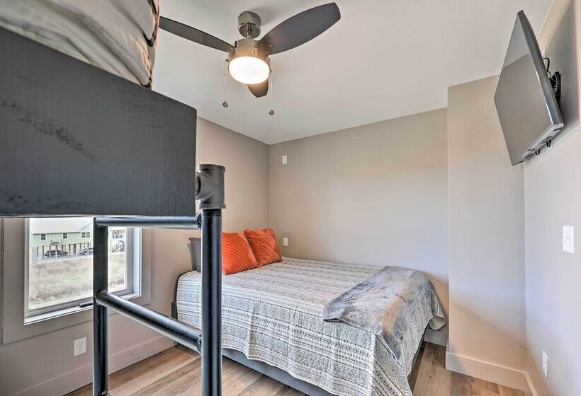 Lavish Riverfront Escape W/ Gas Grill!