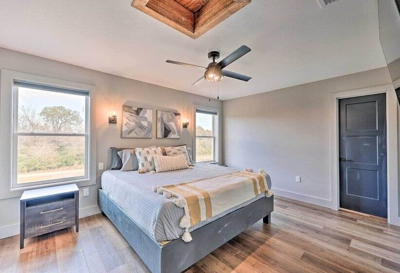 Lavish Riverfront Escape W/ Gas Grill!