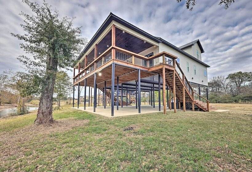 Lavish Riverfront Escape W/ Gas Grill!