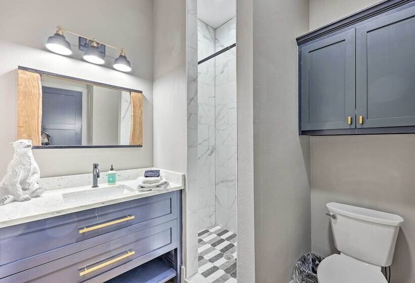 Lavish Riverfront Escape W/ Gas Grill!