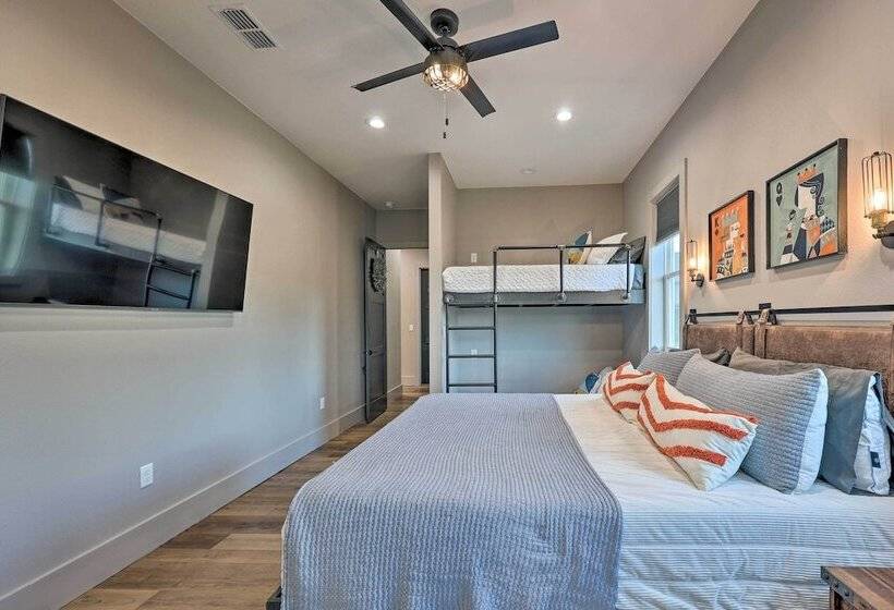 Lavish Riverfront Escape W/ Gas Grill!