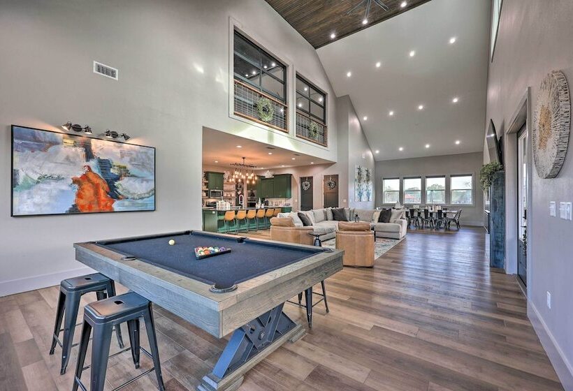 Lavish Riverfront Escape W/ Gas Grill!