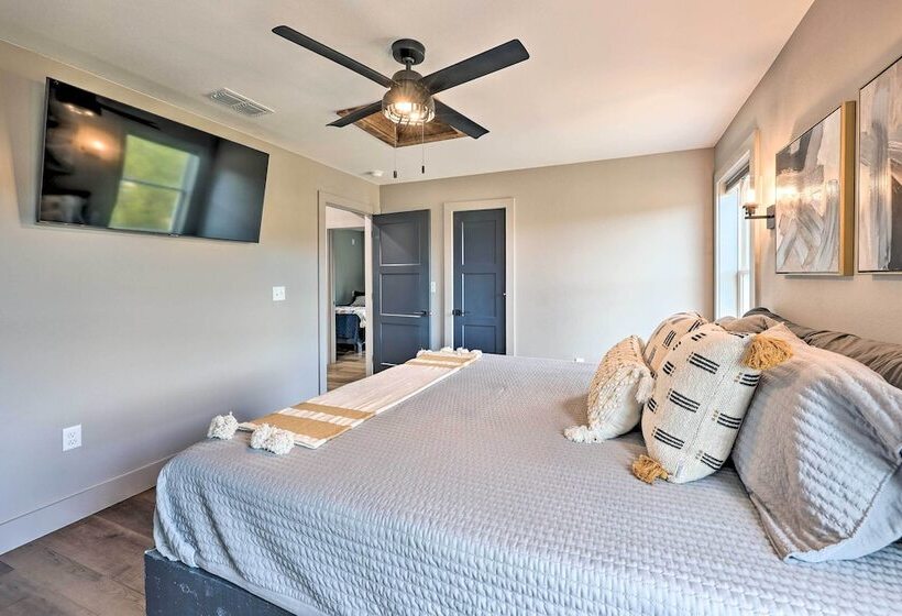 Lavish Riverfront Escape W/ Gas Grill!