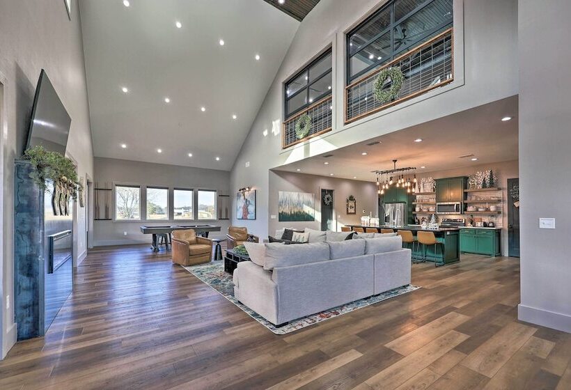 Lavish Riverfront Escape W/ Gas Grill!