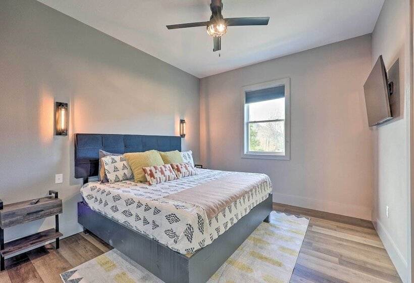 Lavish Riverfront Escape W/ Gas Grill!