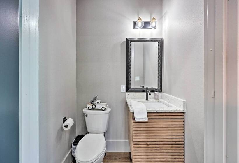 Lavish Riverfront Escape W/ Gas Grill!