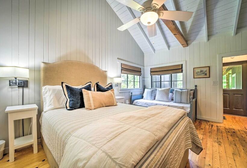 Tranquil Highlands Cottage With Fire Pit & Stream!